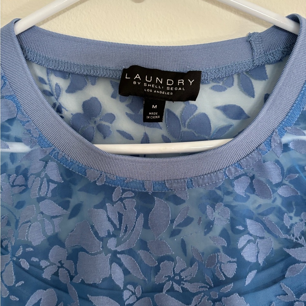 LAUNDRY BY SHELLI SEGAL BLUE
FLORAL SHORT SLEEVE TOP